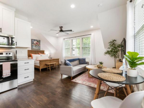 Captivating Studio with Queen Bed, City Walkable!